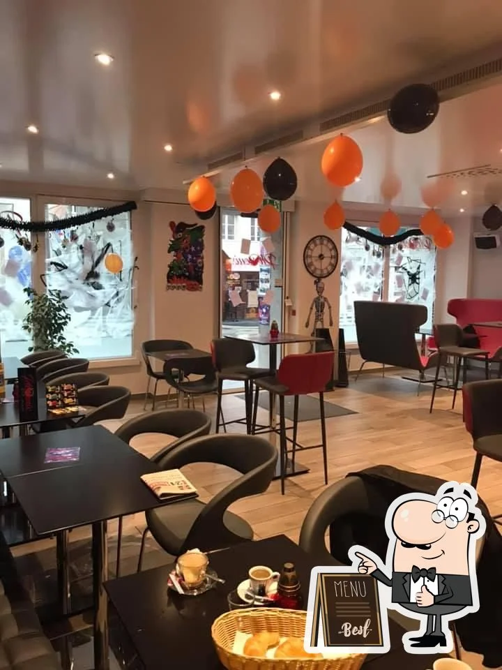 cocktail servi au bar Phoenix à Payerne sur comptoir en lumière chaude