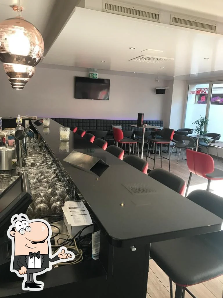 intérieur chaleureux du Phoenix Bar à Payerne avec assises, éclairage rouge et ambiance boudoir