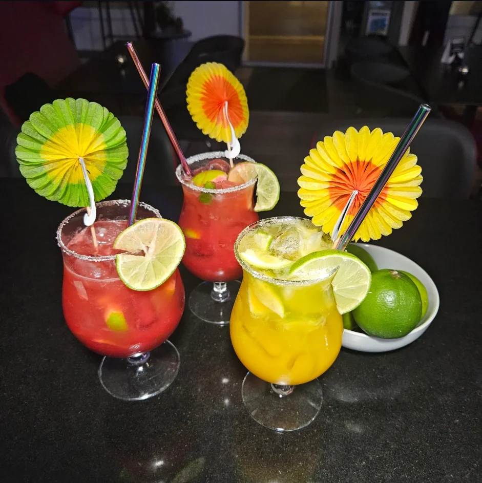 cocktails servis au comptoir du Phoenix Bar à Payerne dans une lumière chaude