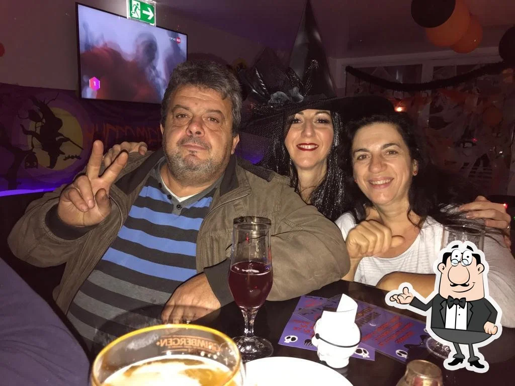 soirée à thème au Phoenix Bar à Payerne, préparation des cocktails au comptoir