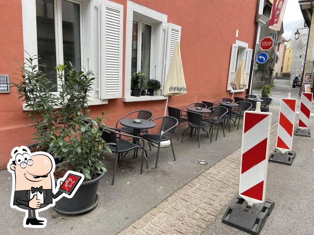 terrasse du Phoenix Bar en soirée à Payerne avec éclairage chaud
