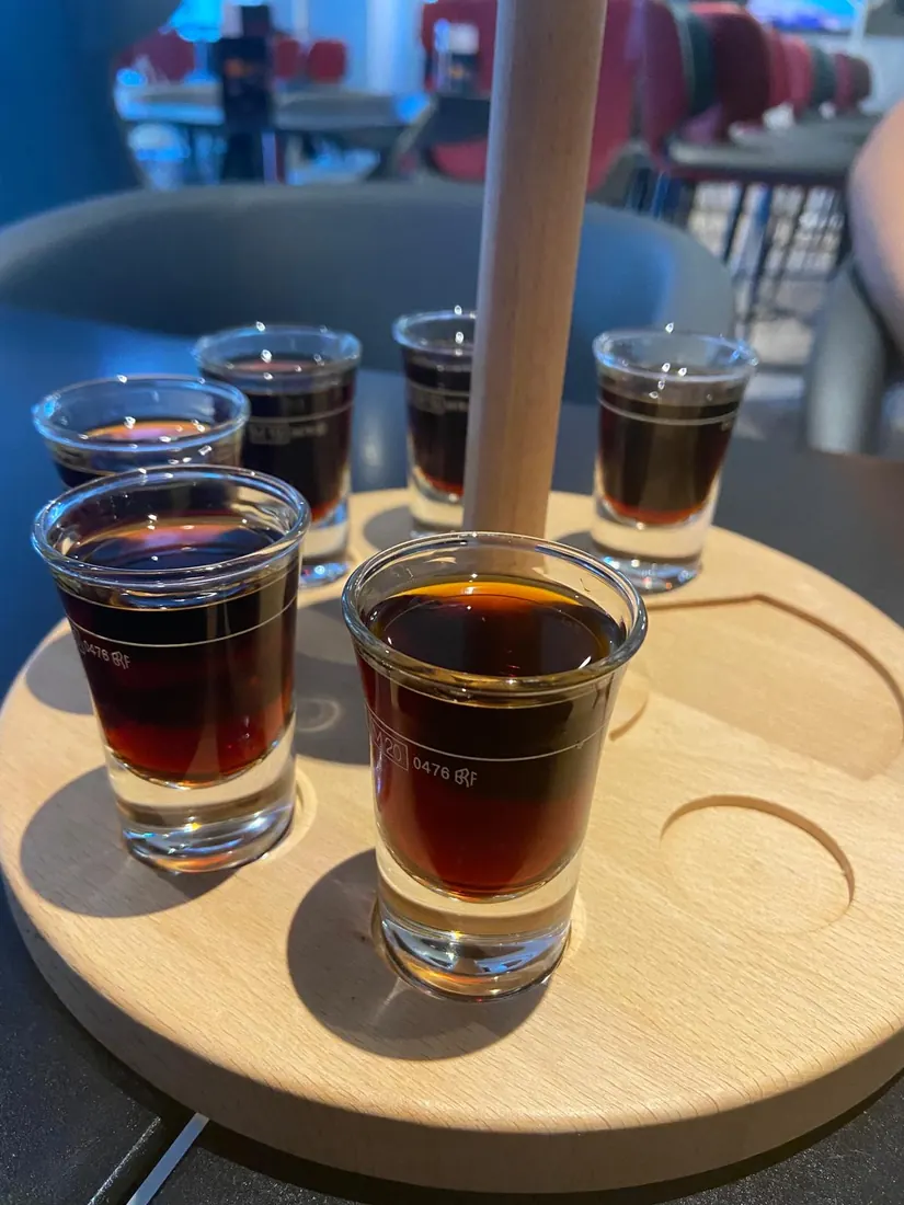 planchette de six shots servie sur un plateau en bois au Phoenix Bar à Payerne