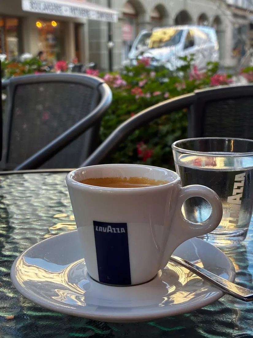 tasse de café servie en terrasse au Phoenix Bar à Payerne