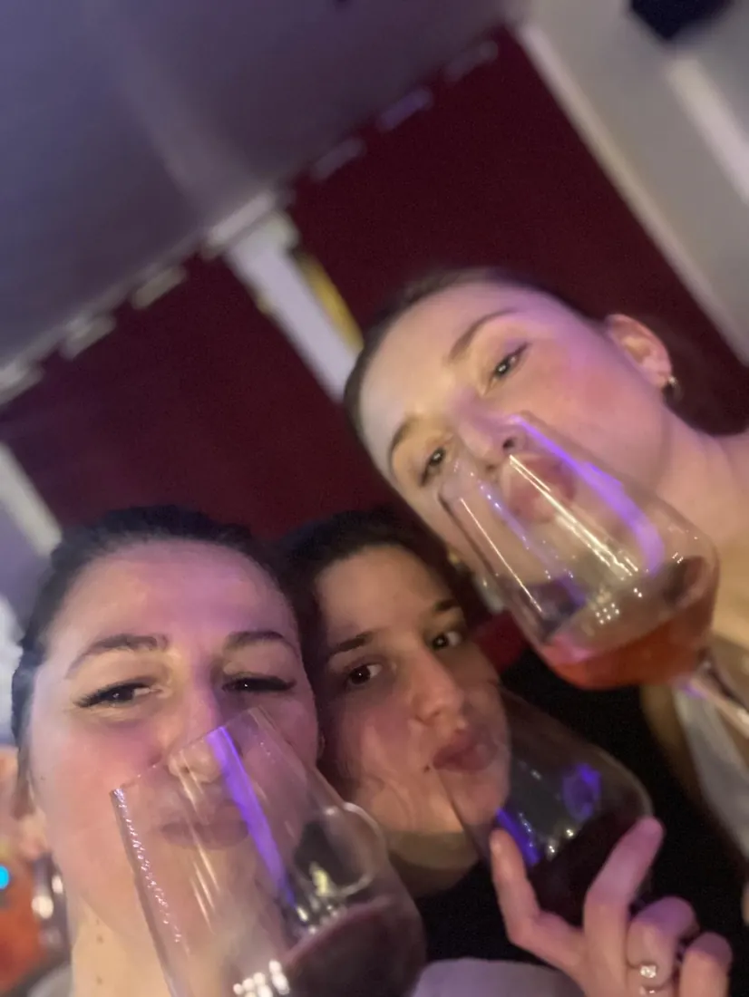 clientes du Phoenix Bar à Payerne, verre à la main