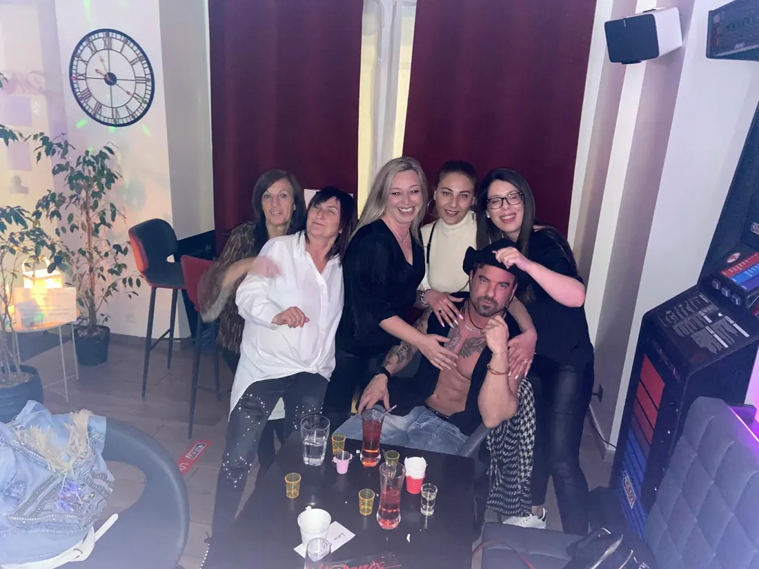 groupe d'amis réunis au Phoenix Bar à Payerne