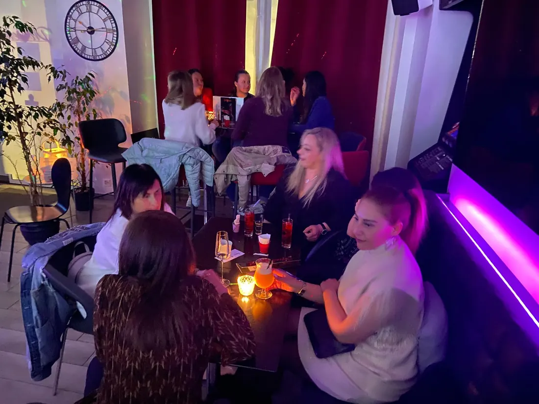 salle du Phoenix Bar à Payerne en soirée, éclairage coloré