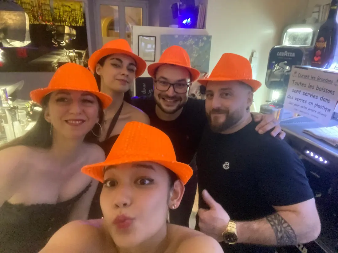 clients coiffés de chapeaux lors d'une soirée à thème au Phoenix Bar à Payerne